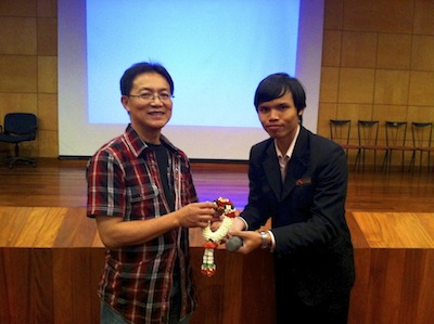 ตัวแทนนักศึกษามอบพวงมาลัย