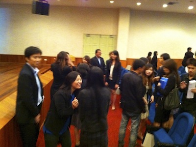 นักศึกษาขอถ่ายรูปและพูดคุยหลังการบรรยาย