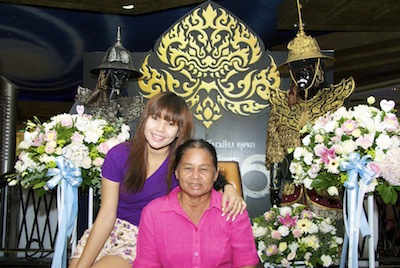 แม่ลูกได้ถ่ายรูปร่วมกัน