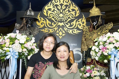 แม่ลูกได้ถ่ายรูปร่วมกัน